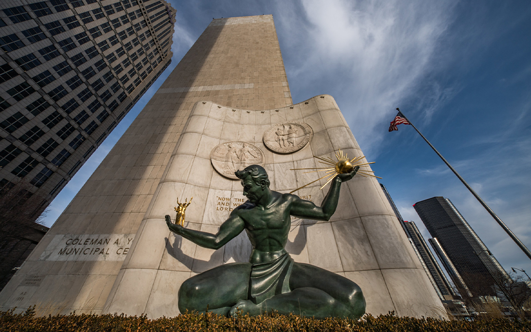 Statuja "Spirit of Detroit" në qendër të Detroitit.