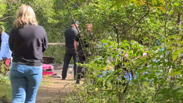 Zyrtarë të Wayne County-t dhe policia e Westland-it inspektojnë kampin e të pastrehëve në Westland