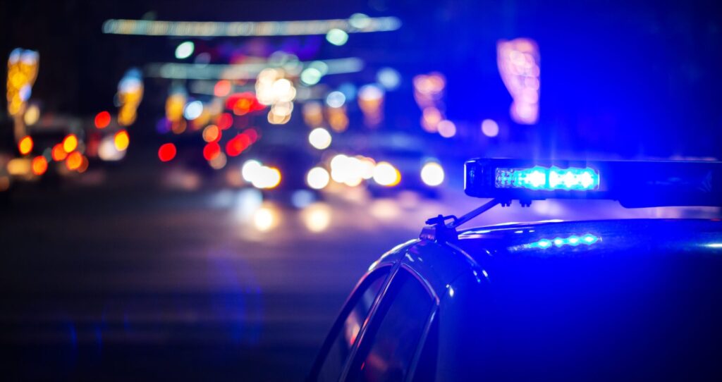 Foto ilustruese nga arkivi: dritat e një makine policie gjatë natës.