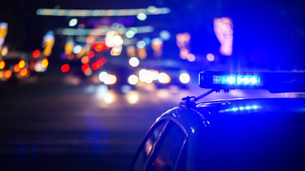 Foto ilustruese nga arkivi: dritat e një makine policie gjatë natës.