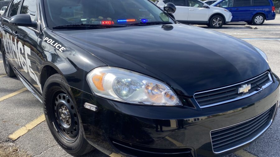Makinë policie me dritat e ndezura